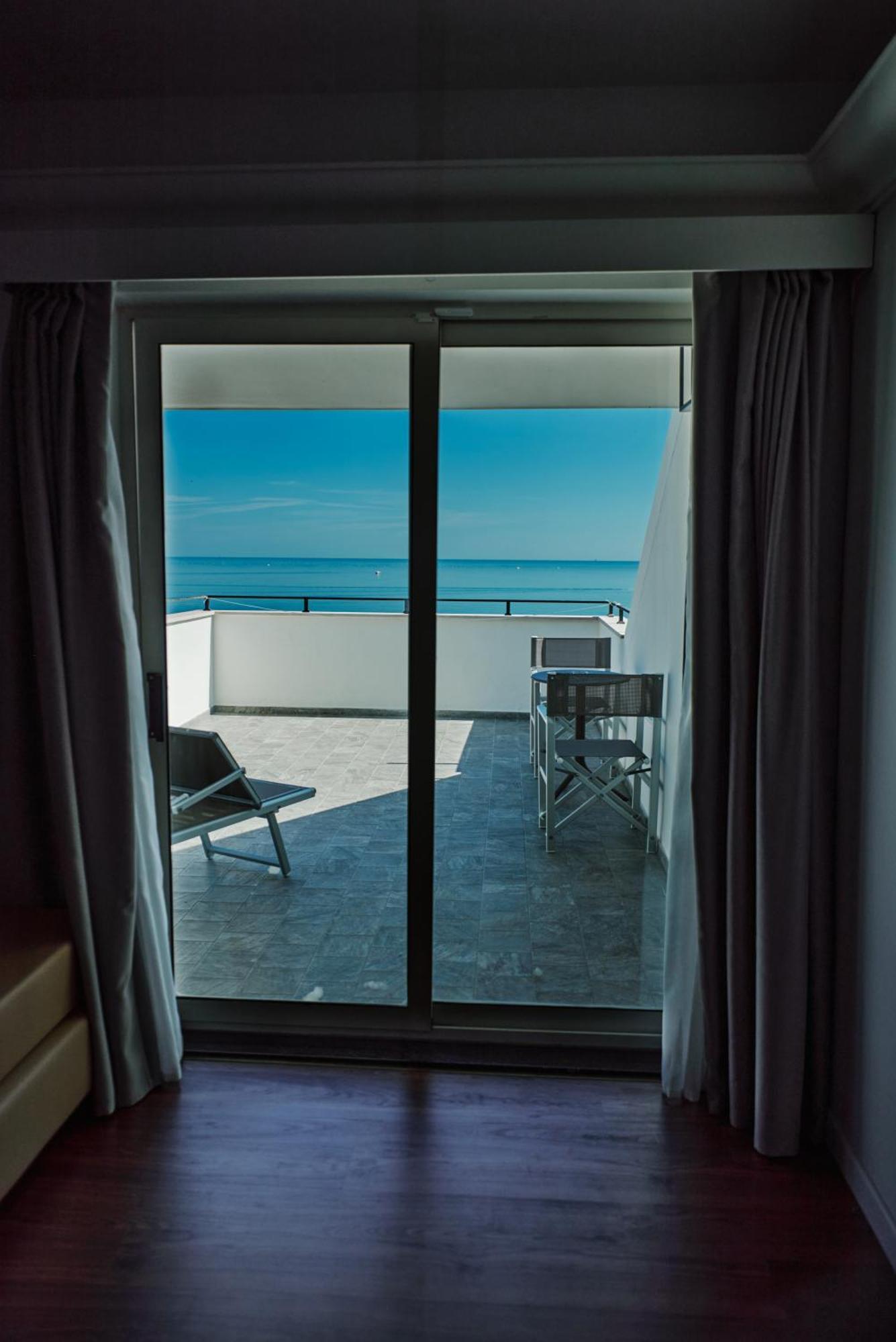 Hotel Negresco Cattolica Esterno foto