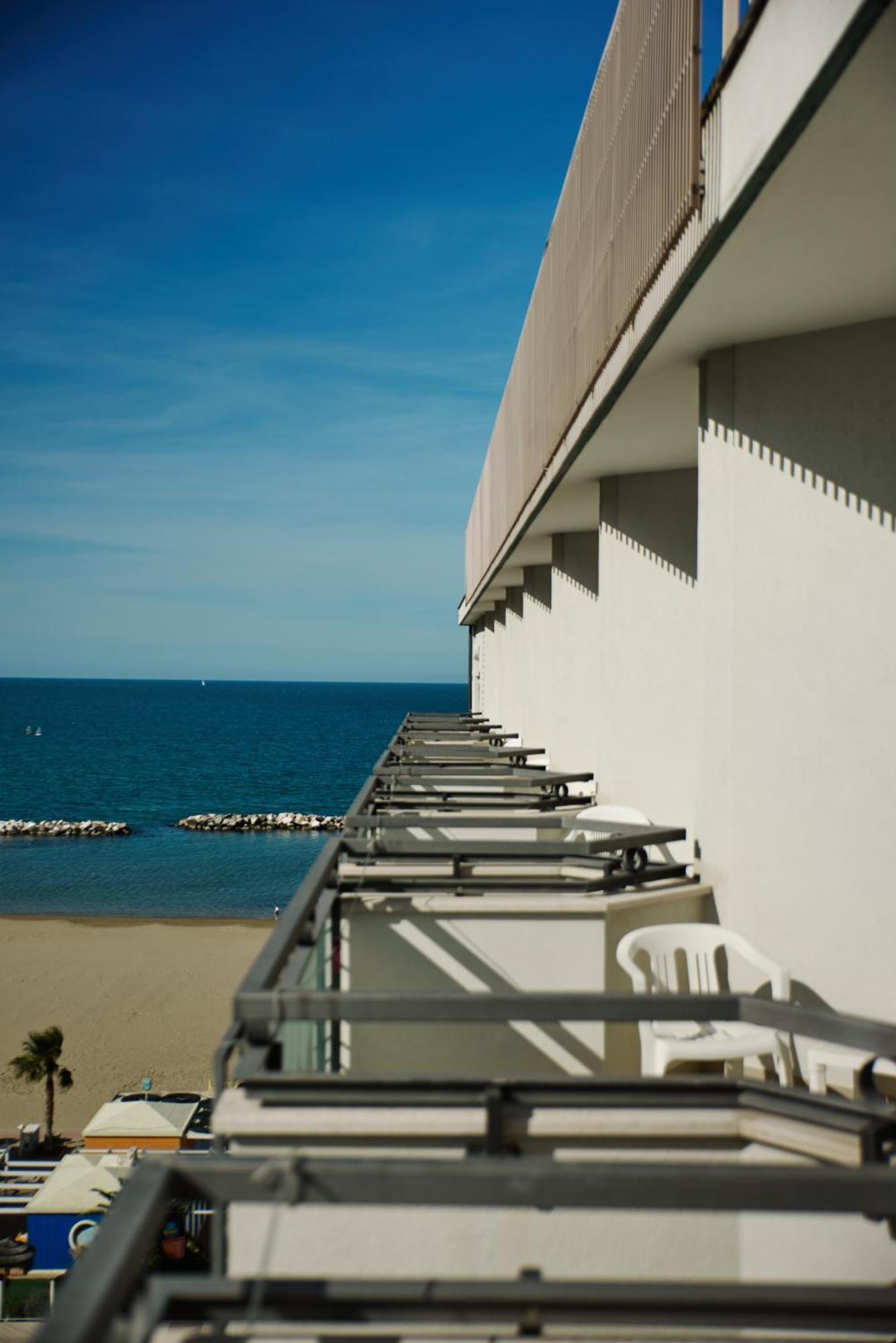 Hotel Negresco Cattolica Esterno foto