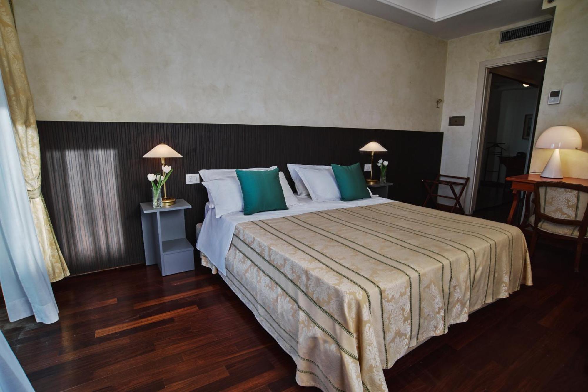 Hotel Negresco Cattolica Esterno foto