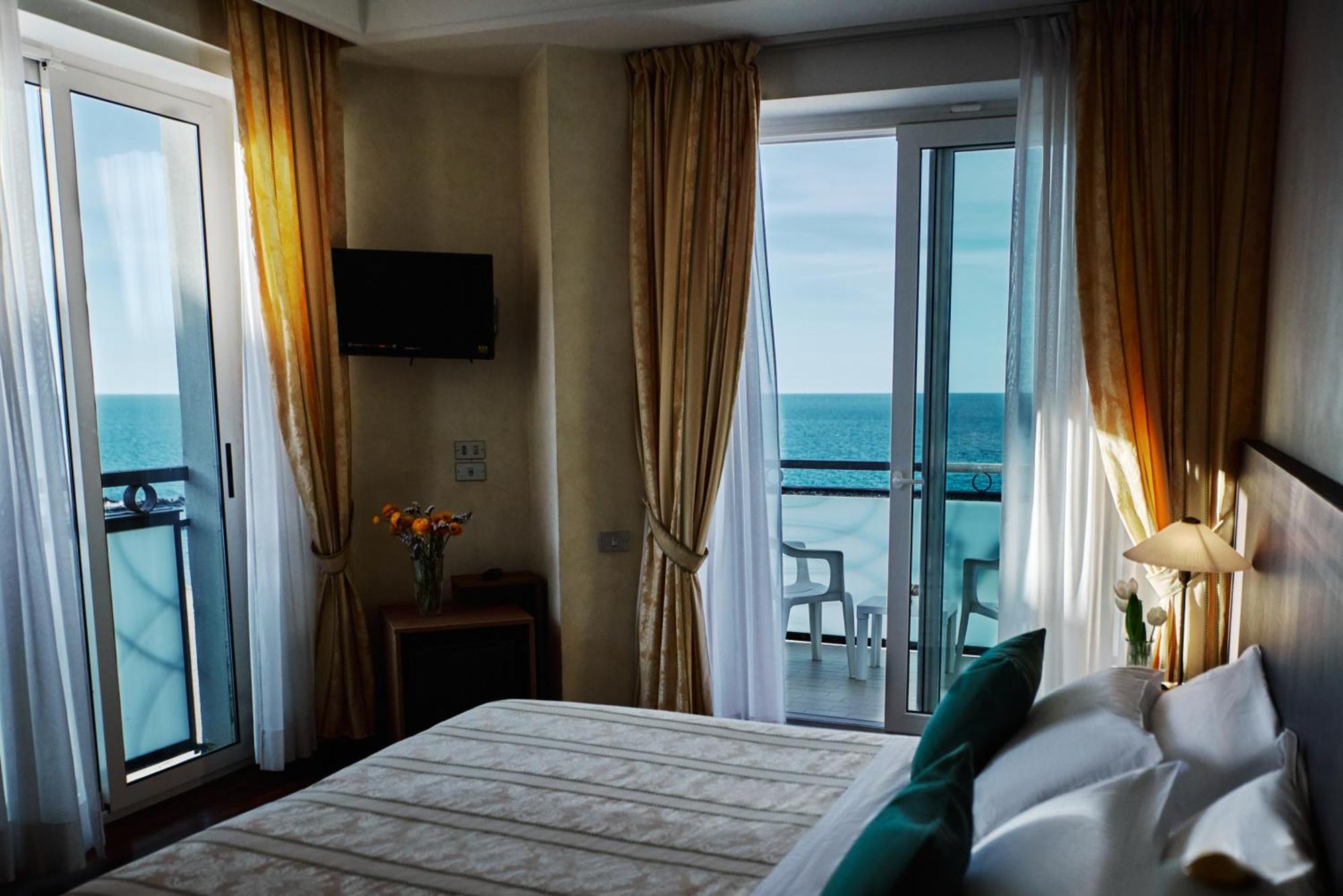 Hotel Negresco Cattolica Esterno foto