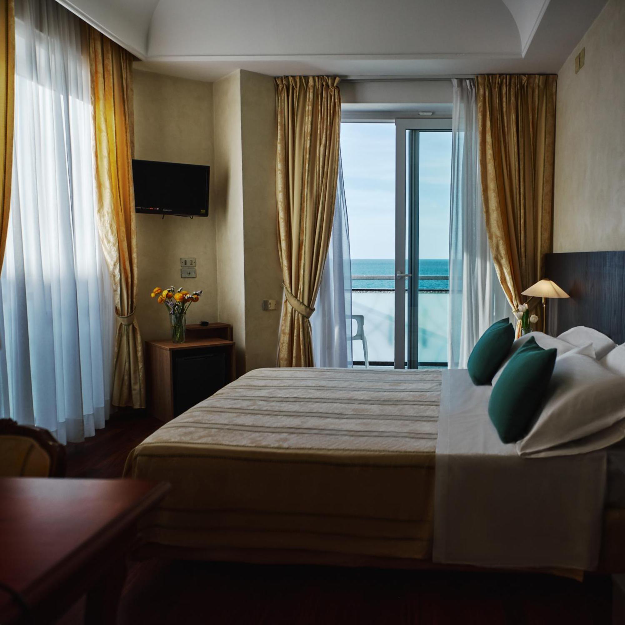 Hotel Negresco Cattolica Esterno foto