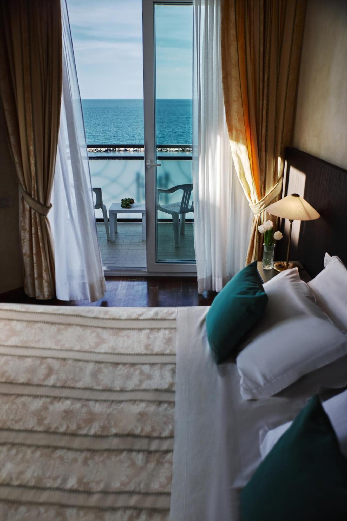 Hotel Negresco Cattolica Esterno foto