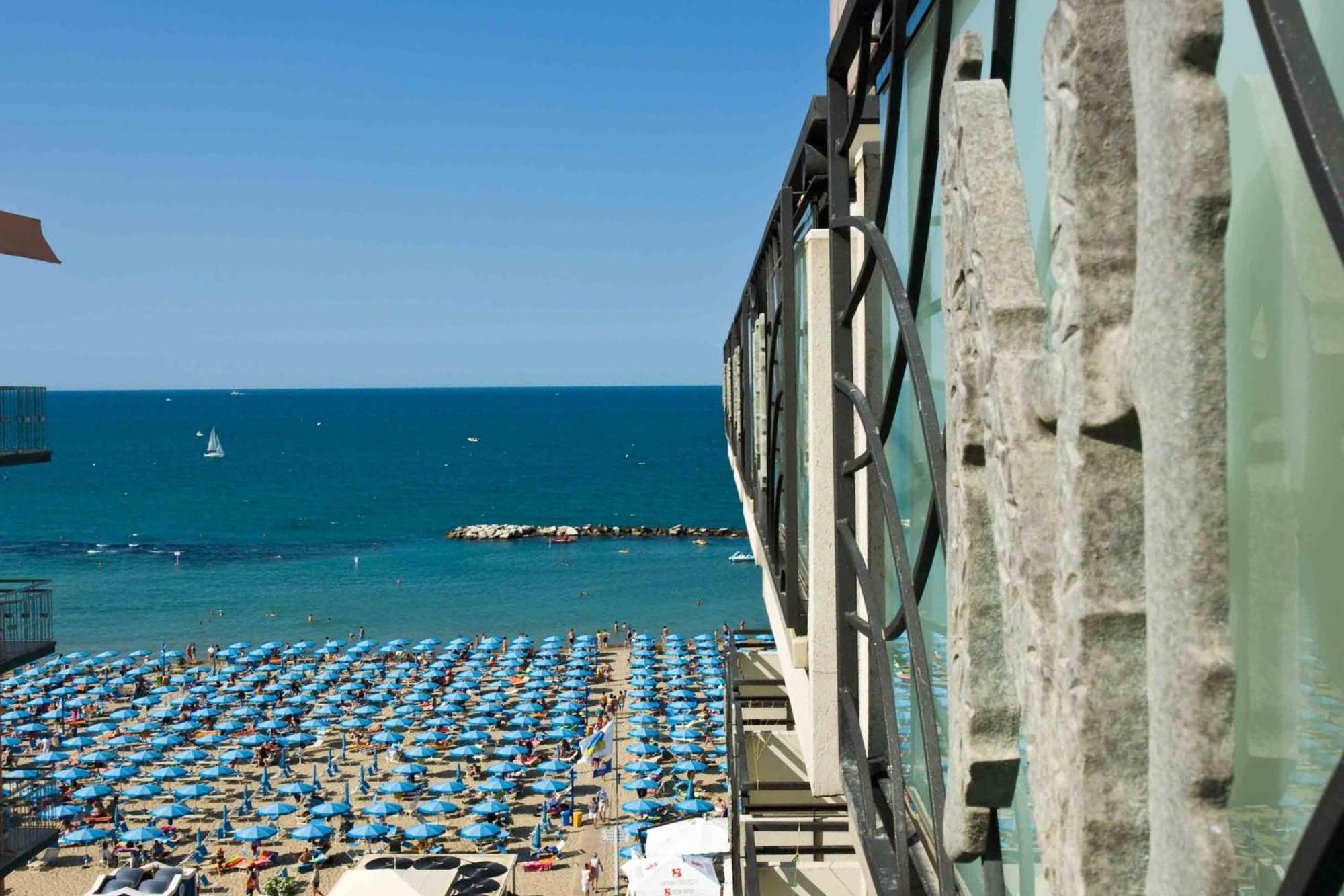Hotel Negresco Cattolica Esterno foto