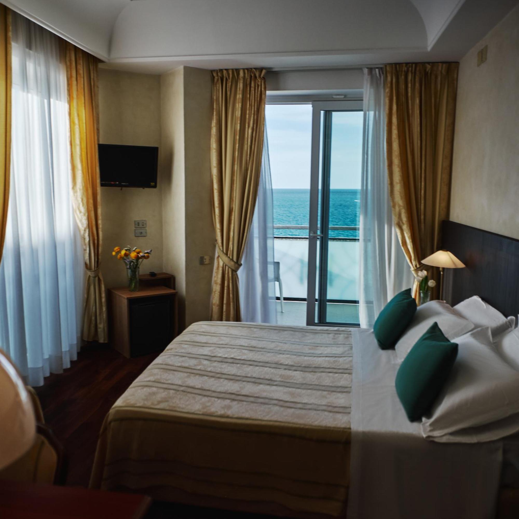 Hotel Negresco Cattolica Esterno foto