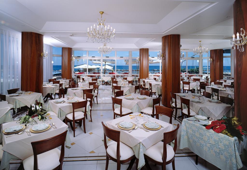 Hotel Negresco Cattolica Esterno foto